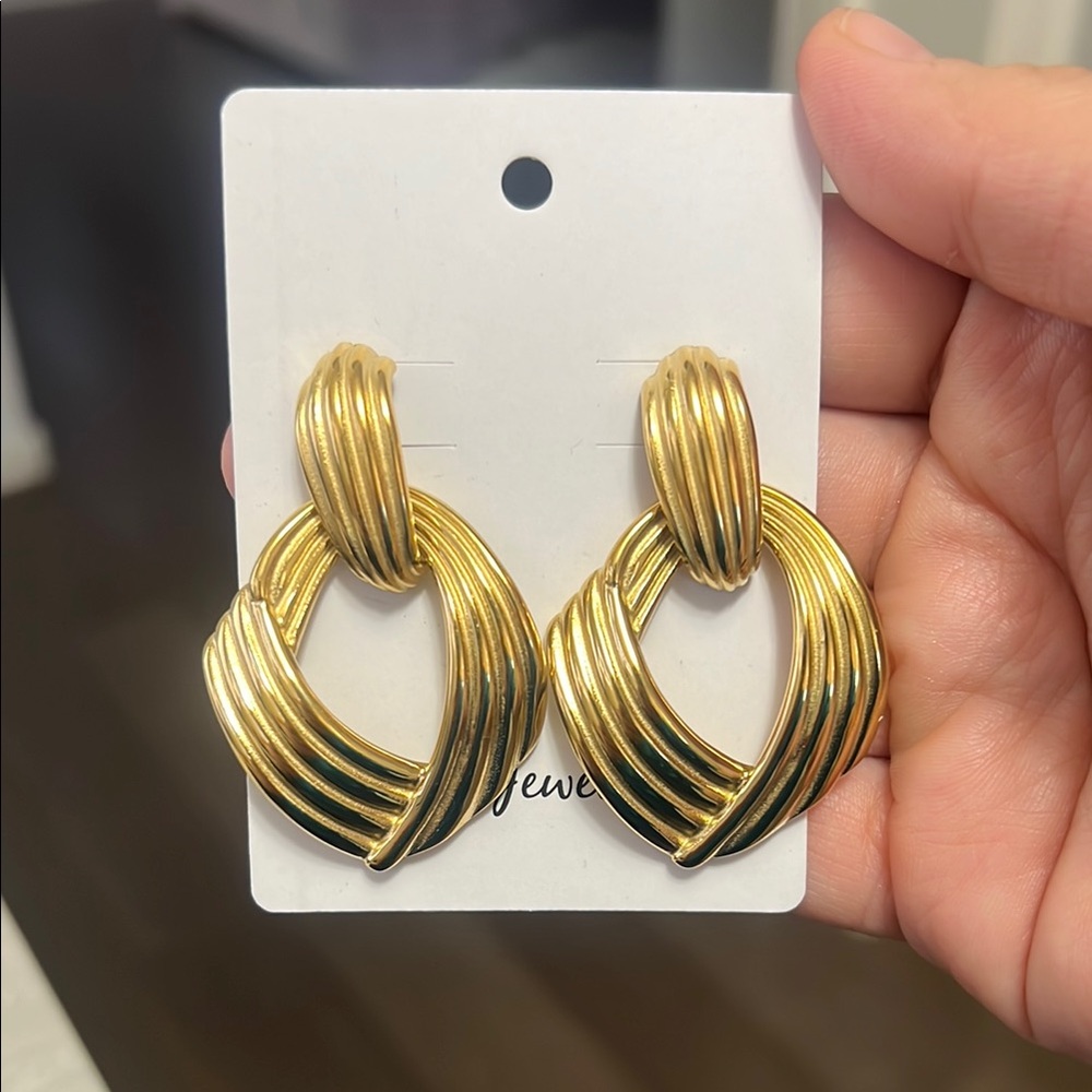 Elegant Gold Hoop Earrings